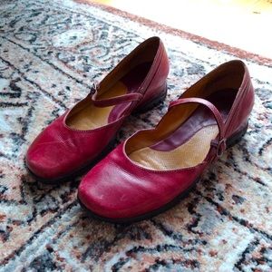Nurture by Lamaze Red Leather Mary Jane Shoes Flats Size 7.5 Buckle 1.25" Heel